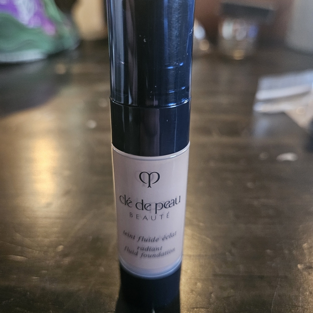 Cle de peau fluid foundation o60